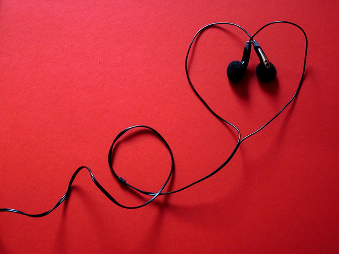 Słuchawki nauszne czy douszne – które wybrać?