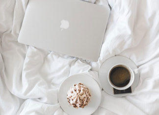 Najczęstsze przyczyny awarii MacBooków MacBooki są wytrzymałe, lecz warto unikać ich bliskiego kontaktu z napojami i okruchami z posiłków