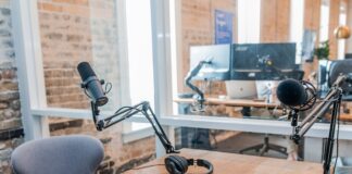 Mikrofony do nagrywania podcastów: jakie modele są najczęściej używane przez profesjonalistów, jakie cechy powinny mieć dobre mikrofony do podcastingu Mikrofony do nagrywania podcastów