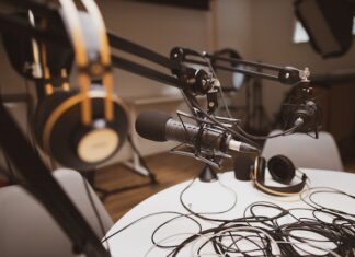 Mikrofony w filmie i telewizji: jakie modele są najczęściej używane do nagrywania dialogów i efektów dźwiękowych, jak mikrofony wpływają na jakość dźwięku w produkcjach filmowych i telewizyjnych Mikrofony w filmie i telewizji