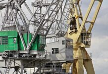 Czy Ładowanie telefonu przez całą noc niszczy baterie?