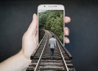Czym się różni smartfon od zwykłego telefonu komórkowego? Czym się różni smartfon od zwykłego telefonu komórkowego?
