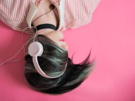 Co oznaczają omy w słuchawkach?