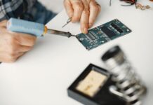 Co jest w środku małych urządzeń elektronicznych