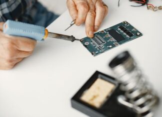 Co jest w środku małych urządzeń elektronicznych